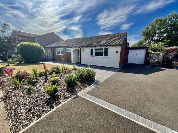 2 bed property, in Sovereign Close, £475,000