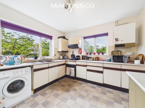 5 bed property, in Luckley Road, £750,000