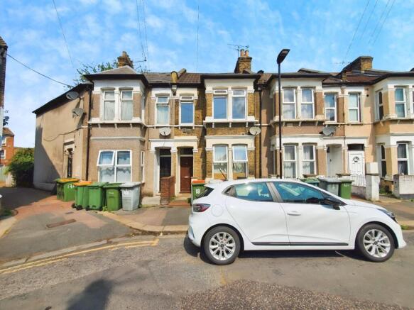 2 bed property, in First Floor Flat, £315,000