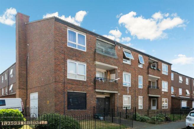 1 bed property, in Flanders Crescent, £285,000