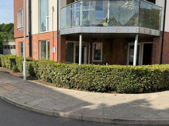 2 bed property, in Spring Walk, £270,000