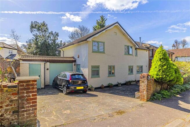 3 bed property, in The Spinney, £750,000