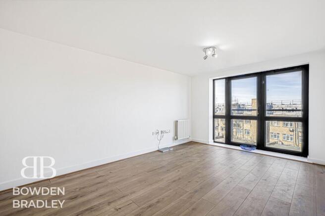 2 bed property, in Parham Drive, £250,000