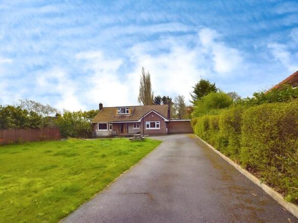 5 bed property, in Peewit Hill, £675,000