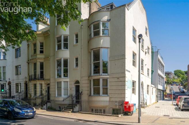 1 bed property, in Grand Parade, £140,000