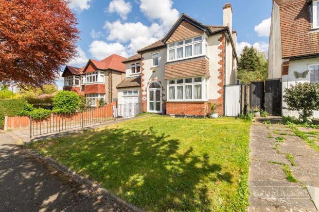 4 bed property, in Sanderstead Court Avenue, £800,000