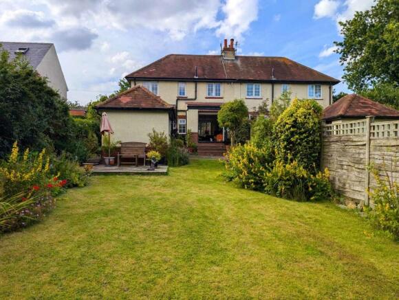 2 bed property, in South View, £240,000