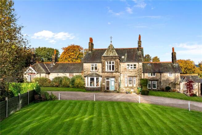 2 bed property, in Redhills Road, £475,000