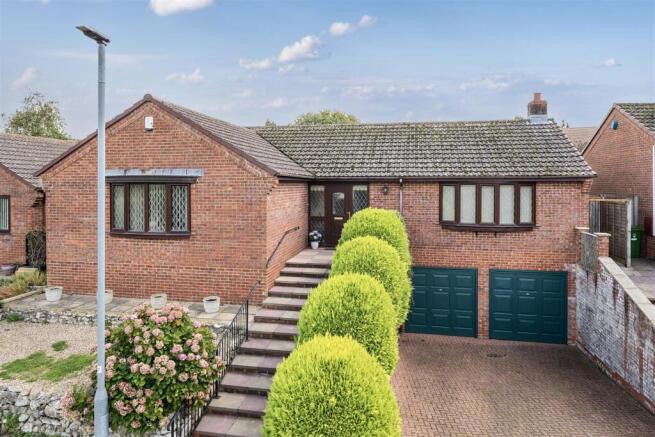 3 bed property, in Latches Walk, £495,000