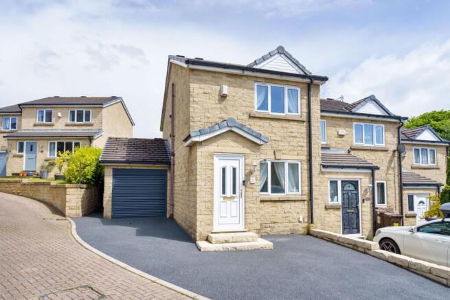 3 bed property, in Copper Beech Drive, £285,000