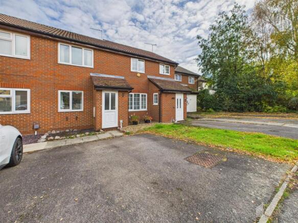 1 bed property, in Newcastle Close, £215,000