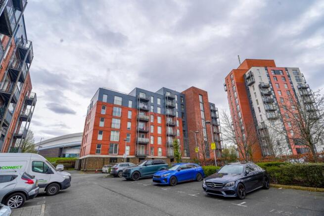 2 bed property, in Stillwater Drive, £132,000