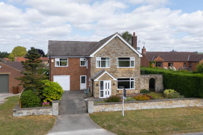5 bed property, in Stonelea, £500,000