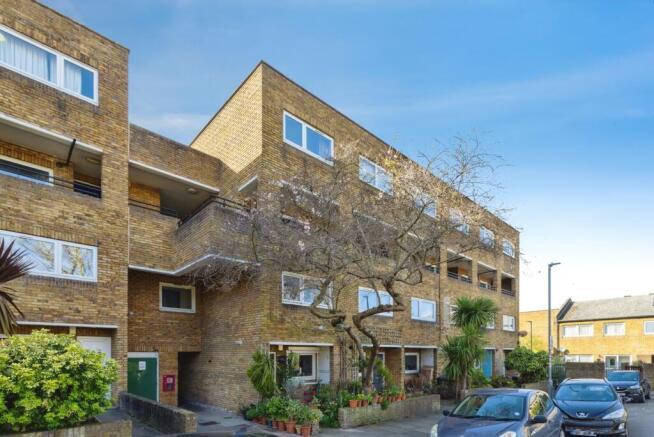 2 bed property, in Turenne Close, £400,000