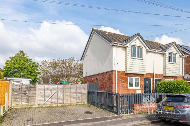 2 bed property, in Hendford Road, £250,000