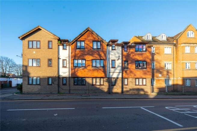 1 bed property, in Addlestone, £160,000
