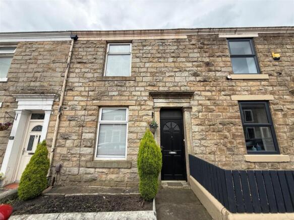 2 bed property, in New Lane, £100,000