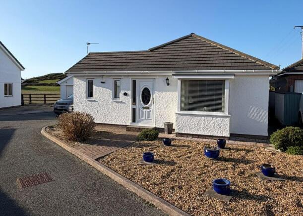 2 bed property, in Isallt Park, £325,000