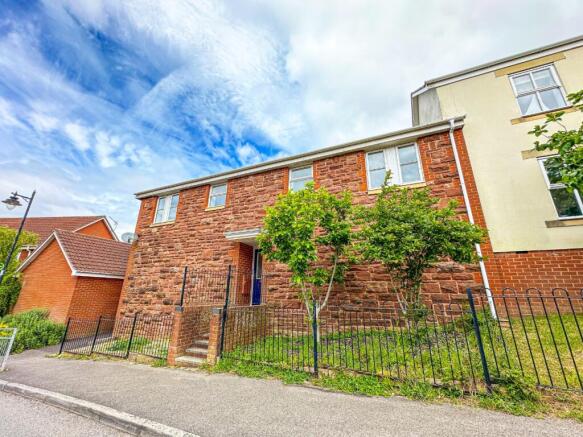 2 bed property, in Graham Way, £170,000
