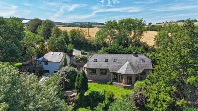 6 bed property, in Whitchurch, £725,000