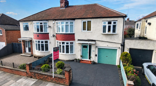 4 bed property, in Waltham Avenue, £290,000