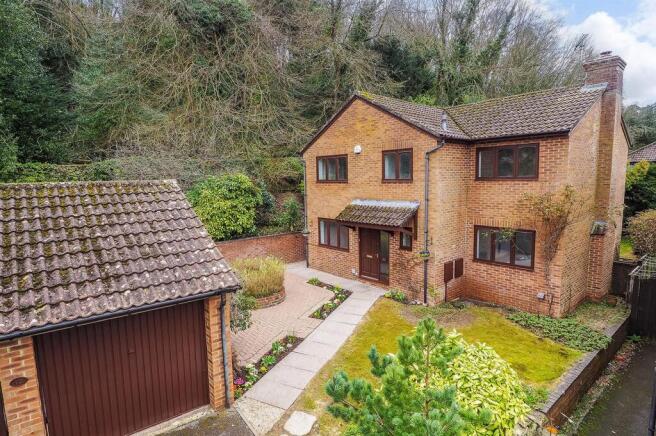 4 bed property, in White Oak Way, £500,000