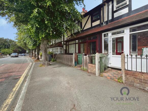 3 bed property, in Woodcote Road, £425,000