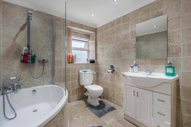 2 bed property, in Wesley Street, £220,000