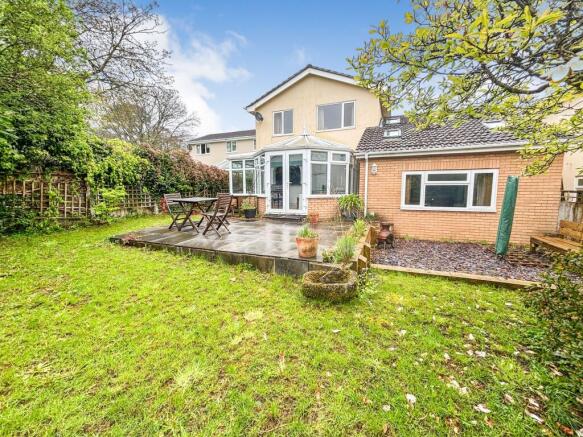 4 bed property, in Old Manor Close, £495,000