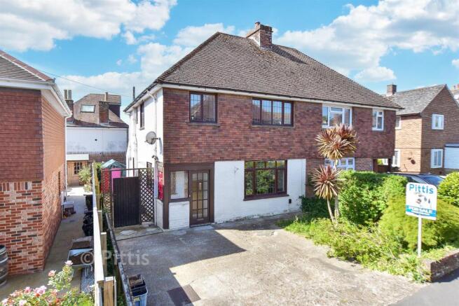 3 bed property, in Alderbury Road, £250,000