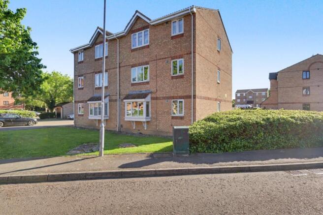 2 bed property, in Vange, £220,000
