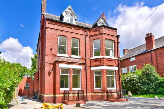 2 bed property, in Davenport Park Road, £270,000