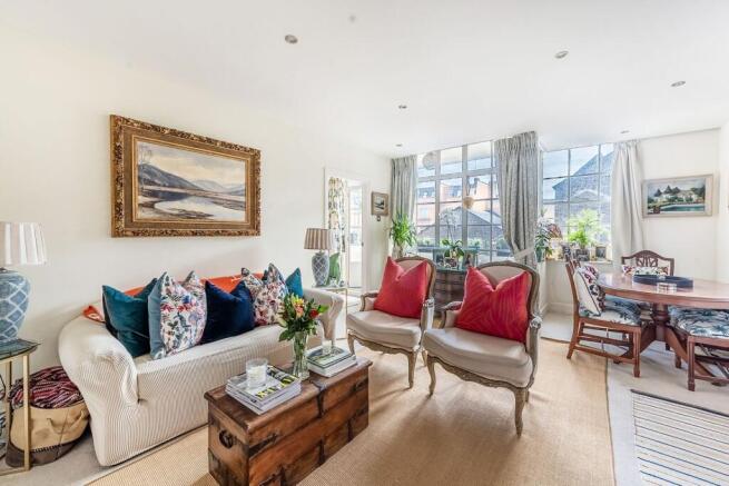 1 bed property, in Chelsea Manor Street, £450,000