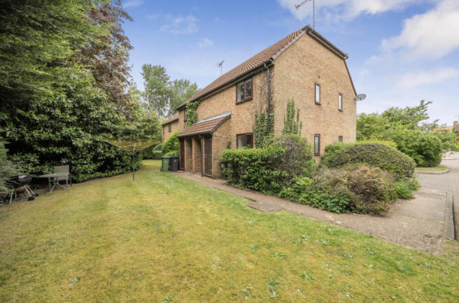 1 bed property, in Burdock Close, £189,950