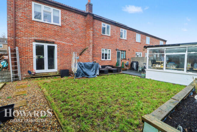 5 bed property, in Spruce Avenue, £320,000