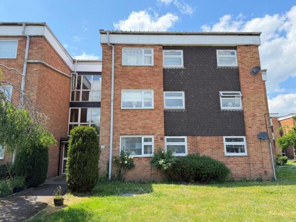1 bed property, in Fairview Road, £120,000