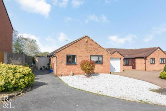 2 bed property, in Woodminton Drive, £300,000