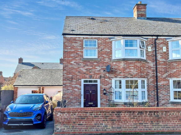 3 bed property, in Fairfield Road, £305,000