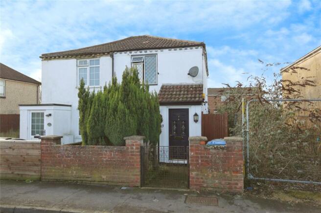 2 bed property, in Commercial Street, £280,000
