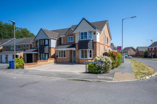 4 bed property, in Woodview Close, £400,000