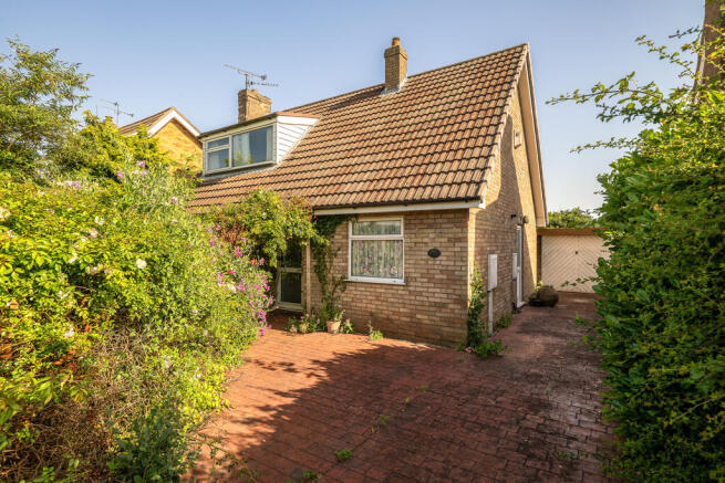 2 bed property, in Fir Tree Avenue, £180,000