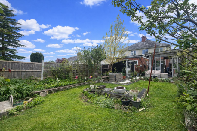 3 bed property, in Stanton Avenue, £300,000