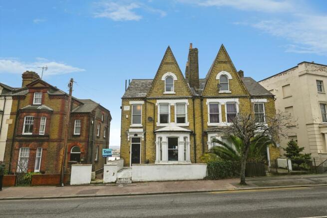 6 bed property, in New Road, £750,000