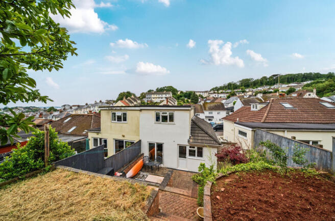 3 bed property, in Clifton Road, £275,000