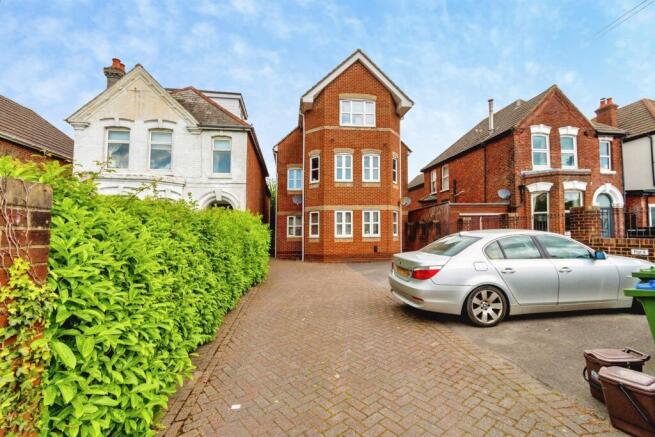 1 bed property, in Winchester Road, £160,000