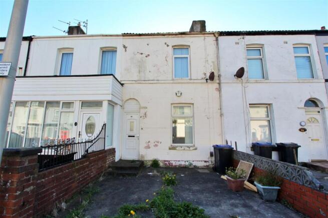 2 bed property, in High Street, £50,000