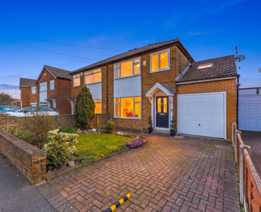 4 bed property, in Uppermoor Close, £338,000
