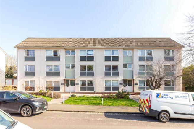 2 bed property, in Cairns Road, £269,000