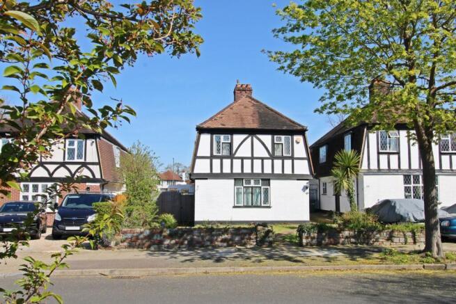 3 bed property, in Hayes Way, £830,000