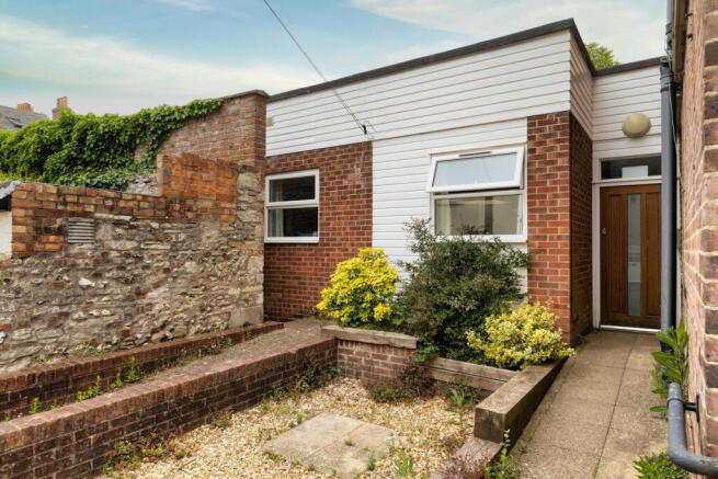 2 bed property, in Glyde Path Road, £210,000